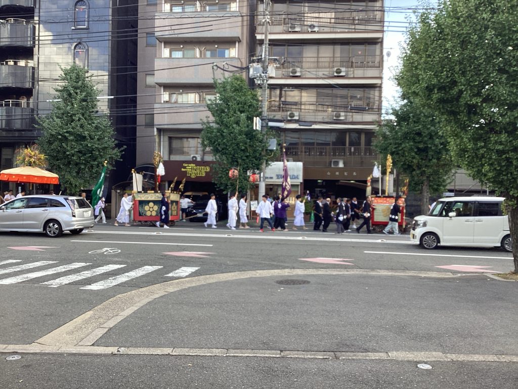 現在、店の前は渋滞しております。